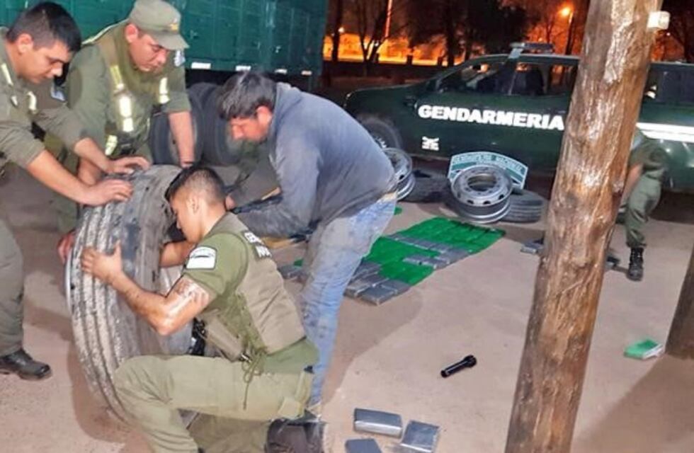 Secuestraron 250 kilos de cocaína escondidas en 4 ruedas de un camión