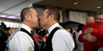 Vaughn Brison, 51, left, and Steve Visano, 54, right, kiss after exchanging their vows during a group wedding ceremony at a hotel in honor of Florida's ruling in favor of same-sex marriage equality, Thursday, Feb. 5, 2015, in Fort Lauderdale, Fla. In January Florida became the 36th state where gay marriage in legal. (AP Photo/Lynne Sladky) fort lauderdale florida eeuu Vaughn Brison Steve Visano ceremonia colectiva boda homosexual parejas del mismo sexo matrimonio boda masiva casamiento igualitario