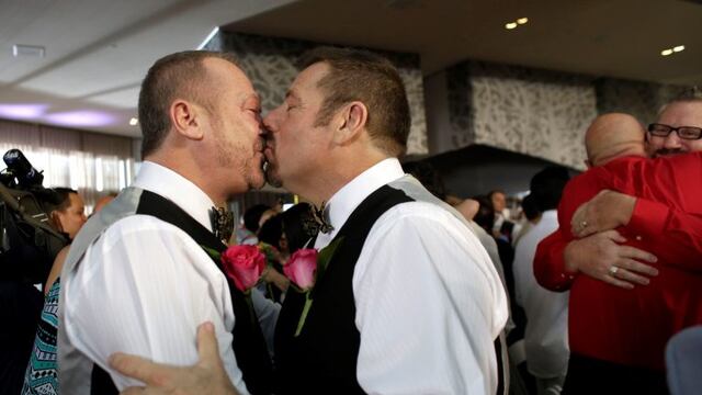 Vaughn Brison, 51, left, and Steve Visano, 54, right, kiss after exchanging their vows during a group wedding ceremony at a hotel in honor of Florida's ruling in favor of same-sex marriage equality, Thursday, Feb. 5, 2015, in Fort Lauderdale, Fla. In January Florida became the 36th state where gay marriage in legal. (AP Photo/Lynne Sladky) fort lauderdale florida eeuu Vaughn Brison Steve Visano ceremonia colectiva boda homosexual parejas del mismo sexo matrimonio boda masiva casamiento igualitario