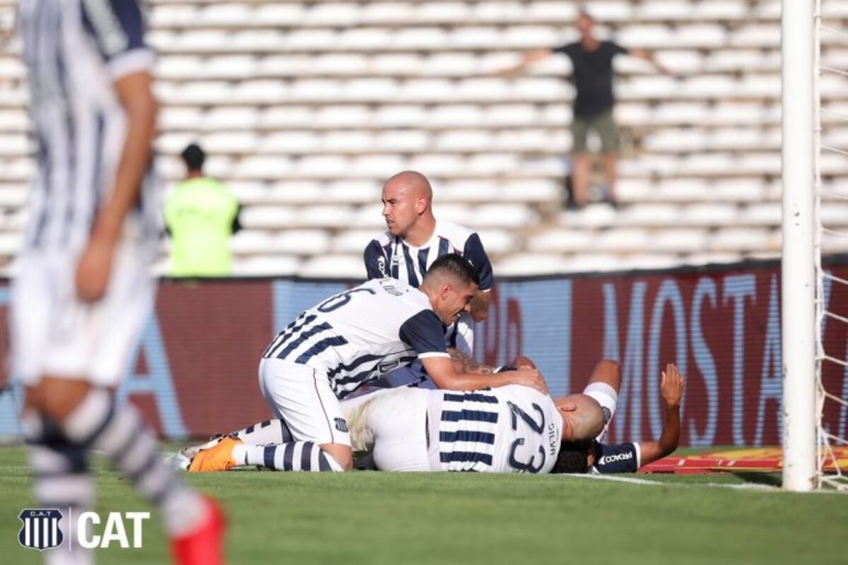 El uruguayo Arias festeja con Araujo el primero\u002E Después vendría el suyo, para el 2-0\u002E