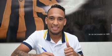 El ex jugador de Junior firmó su contrato este miércoles\u002E (@carcoficial)