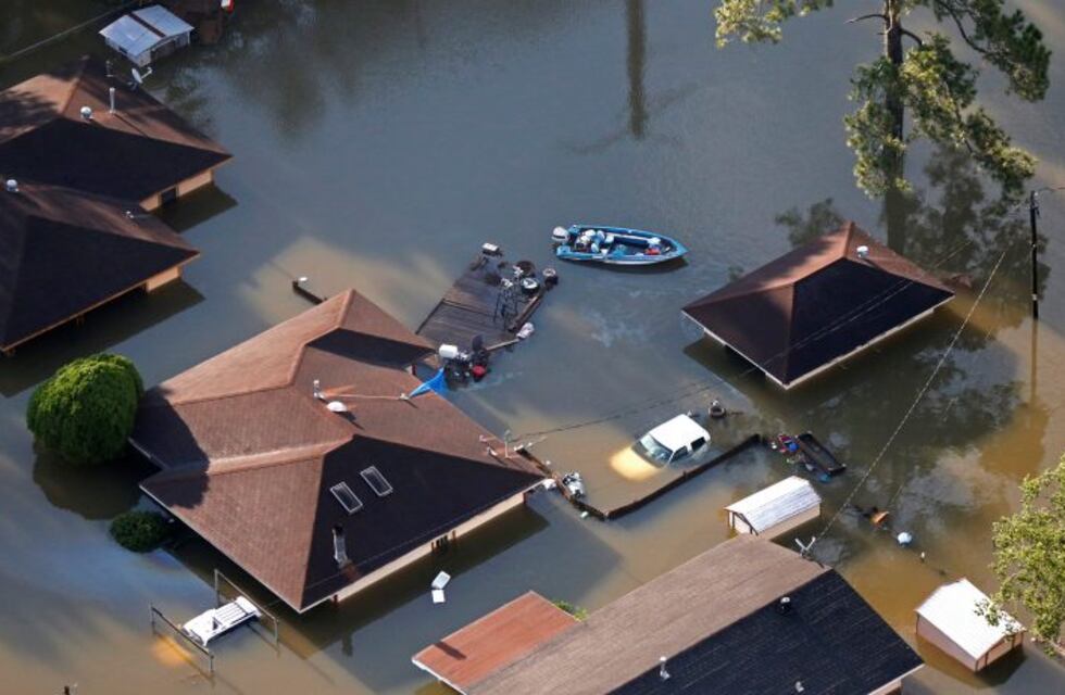 Impresionante rescate en helicóptero a una familia que quedó atrapada en su casa en Texas