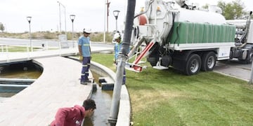 Continúan las tareas de limpieza en el monumento de Las Banderas en Neuquén
