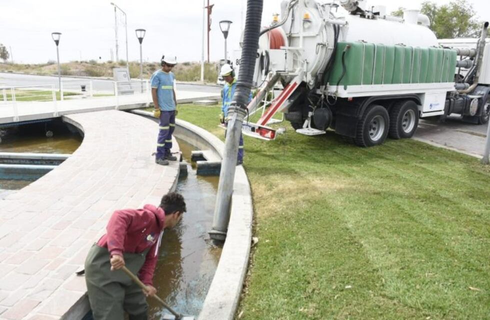 Continúan las tareas de limpieza en el monumento de Las Banderas en Neuquén