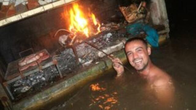 En medio del agua, se armaron un asado y la foto se viralizu00f3.
