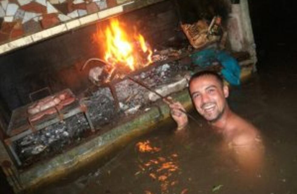 En medio del agua, hicieron un asado para calmar la angustia y las fotos recorren el país