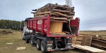 Reciclarán madera para mobilirio urbano en Pehuen Co