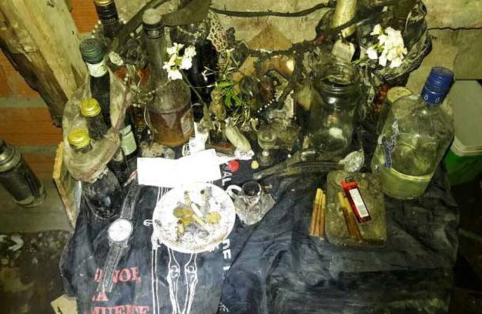 Macabro hallazgo: había un santuario de San La Muerte en la casa allanada por el crimen de Benítez
