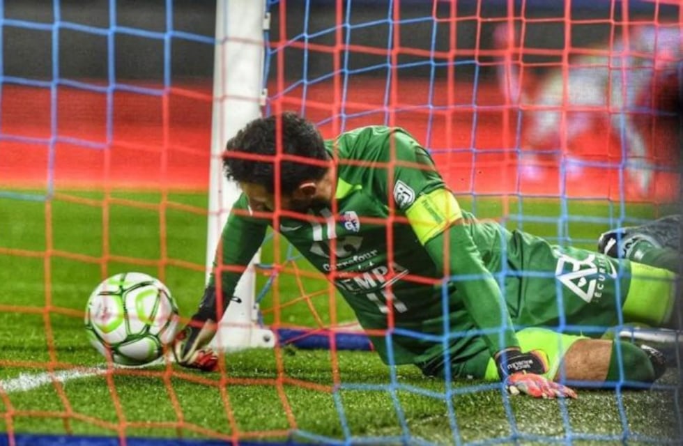 Increíble blooper: un arquero se metió el gol a sí mismo con las manos