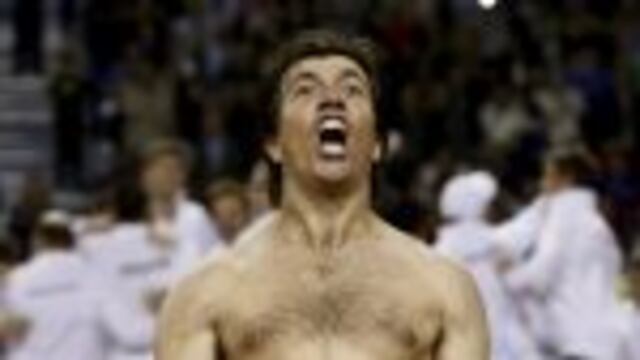 Argentina's Carlos Berlocq celebrates after defeating Serbia's Viktor Troick and Nenad Zimonjic during their Davis Cup men's doubles quarter-final tennis match in Buenos Aires, July 18, 2015.       REUTERS/Enrique Marcarian       TPX IMAGES OF THE DAY buenos aires Carlos Berlocq tenis copa davis 2015 tenistas partido argentina vs serbia dobles