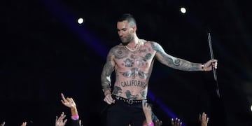 Polémica en el Super Bowl: Adam Levine fue aplaudido por lo mismo que condenaron a Janet Jackson