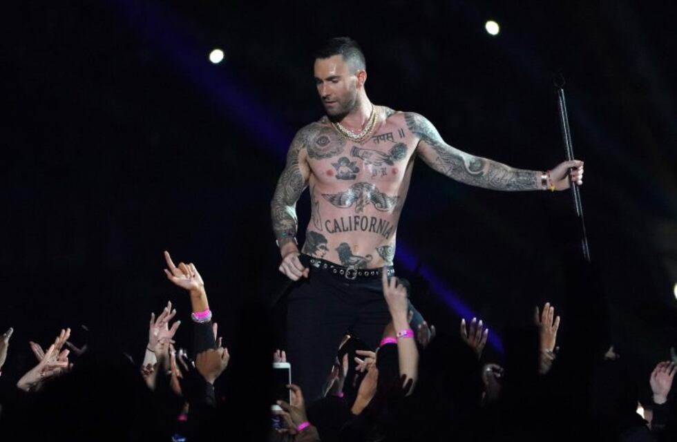 Polémica en el Super Bowl: Adam Levine fue aplaudido por lo mismo que condenaron a Janet Jackson
