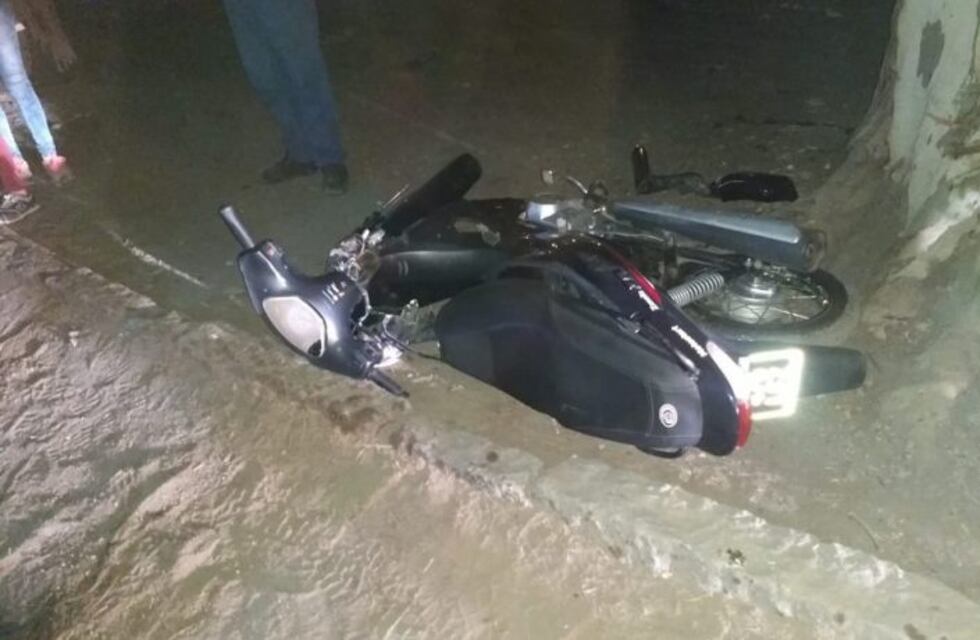 Dos adolescentes terminaron en el hospital tras caer de una moto