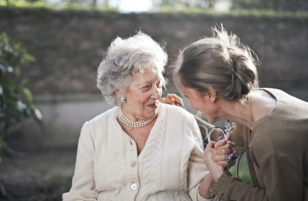 En el día mundial de las personas mayores, invitan a enviar mensajes de amor a los abuelitos