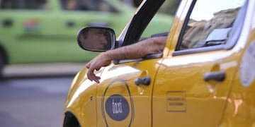 En estos días de intenso calor, tomar un taxi con aire acondicionado es una verdadera lotería\u002E La actual ordenanza no los obliga a tenerlo\u002E