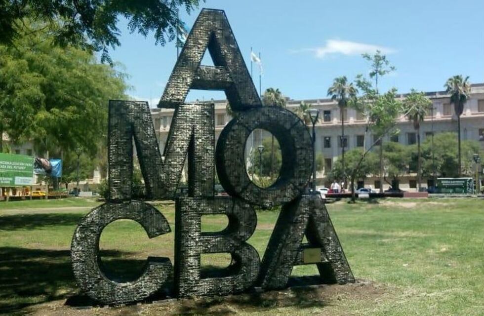 La escultura de AMOCBA ya tiene su espacio en la Plaza de la Intendencia