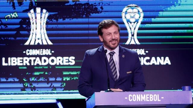 El dirigente paraguayo sacó su celular para que se escuche el hit de la final en Asunción\u002E (EFE)