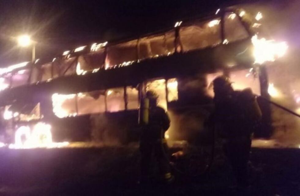 Se prendió fuego un colectivo de Chevallier cerca de James Craik