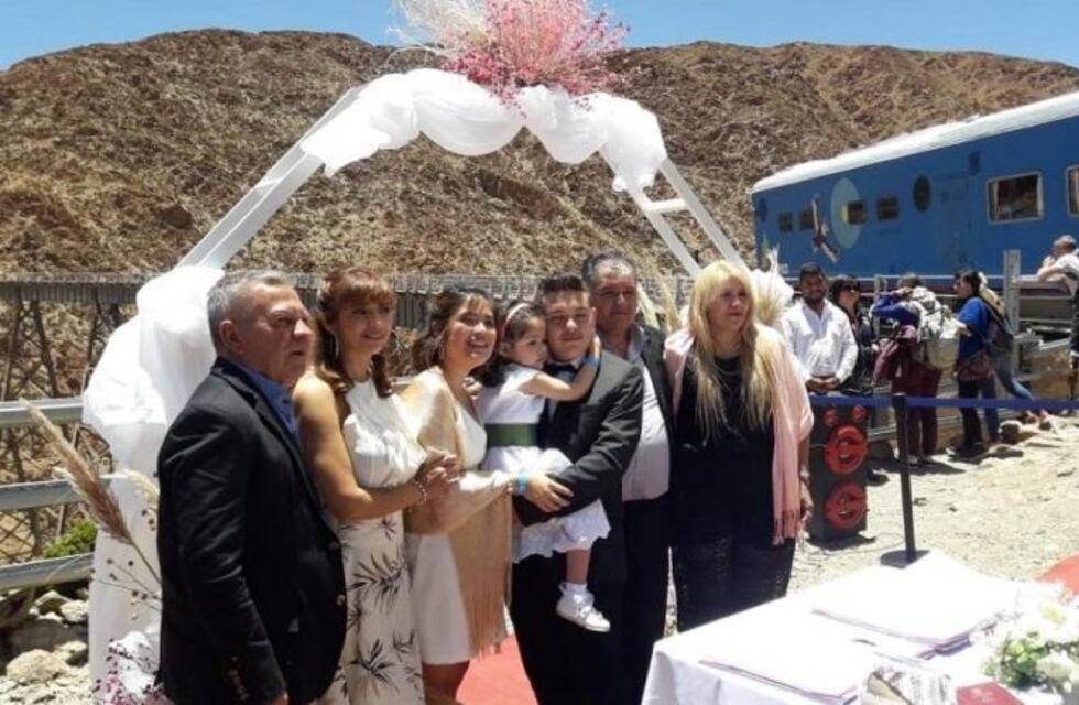 Una pareja se casó en el Tren a la Nubes