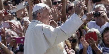 . Vatican City (Italy), 09/10/2016.- Pope Francis greets faithfull after he celebrates a jubilee mass, in St. Peter's Square, at the Vatican, 09 October, 2016. (Papa) EFE/EPA/GIUSEPPE LAMI vaticano roma italia papa francisco saluda a los fieles en la plaza san pedro sumo ponticife luego de la misa jubilar actividad papal