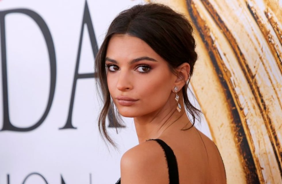 Luciendo un arriesgado top metálico, Emily Ratajkowski mostró su cambio de look
