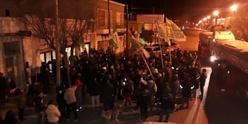 Alrededor de 50 militantes de camioneros se manifestaron en las puertas de la sede del PJ Rawson y provocaron destrozosos\u002E