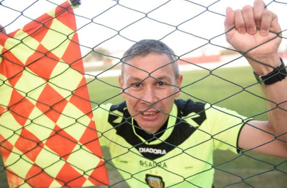 Fútbol: el difícil laburo de ser juez de línea