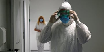 Nis (Serbia), 30/07/2020\u002E- Medical workers prepare to enter a polymerase chain reaction (PCR) testing laboratory in Nis, Serbia, 30 July 2020\u002E The laboratory was a donation from the Chinese Government and will be able to process approximately 1,000 samples a day\u002E The laboratory was officially opened on 30 July and is the second of its kind in Serbia\u002E (Abierto) EFE/EPA/Djordje Savic
