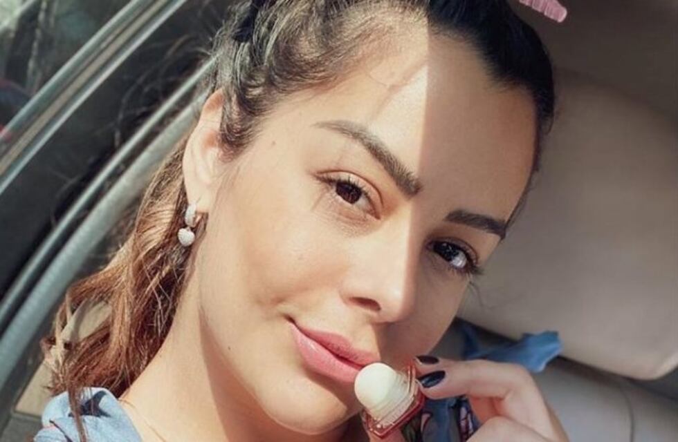 Larissa Riquelme realizó una sesión de fotos sin corpiño y la rompió en redes