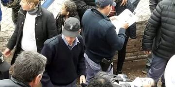 Dos jóvenes resultaron heridas al derrumbarse una tribuna del club Defensores del Chaco\u002E (Foto: Primera Línea)