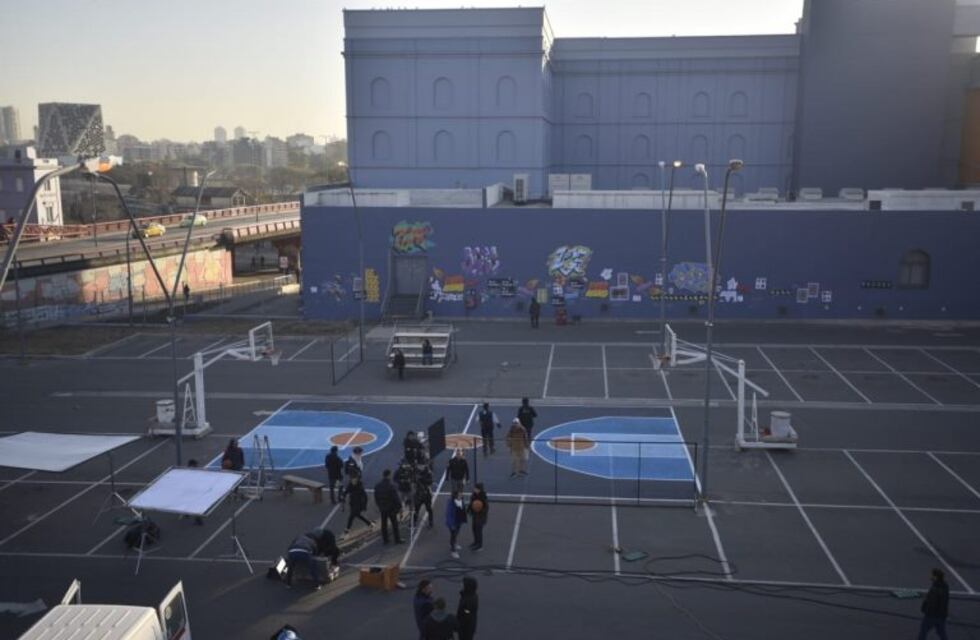 Paulo Londra graba un comercial en la Terminal de Ómnibus