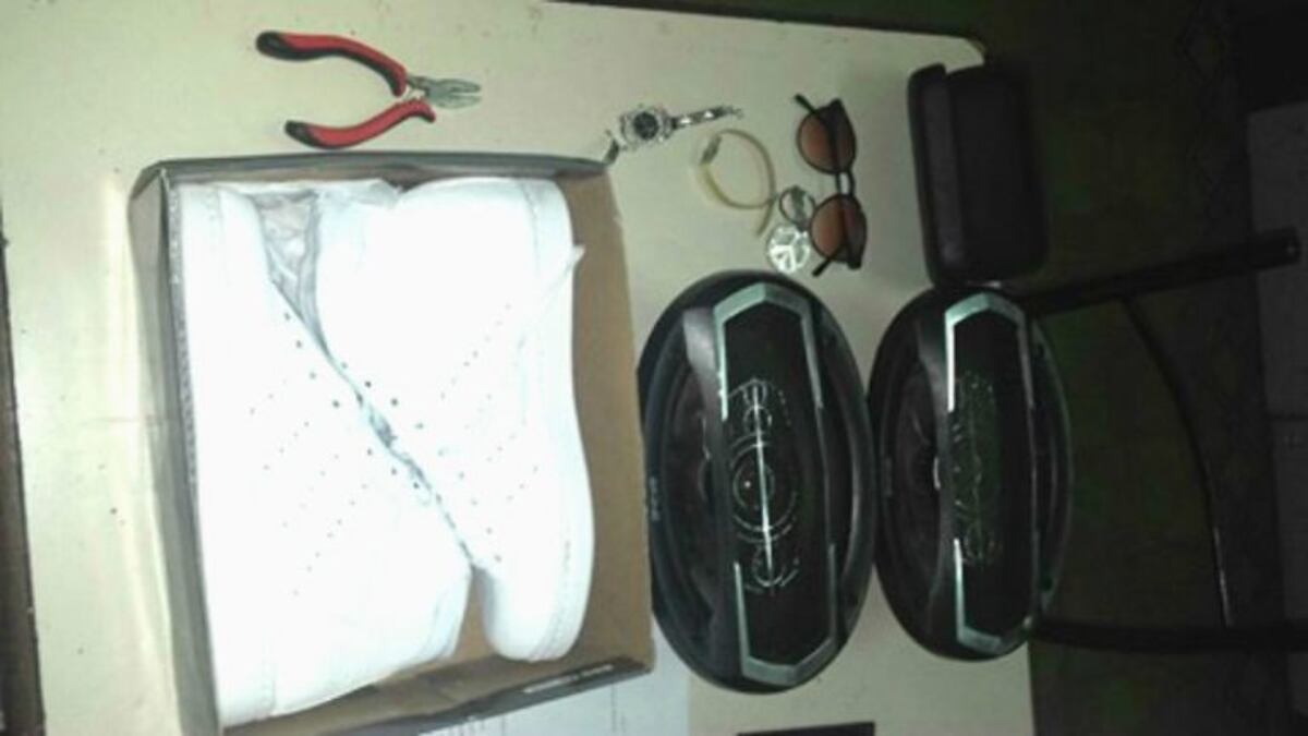 Robo zapatillas y parlantes