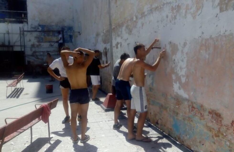 Amor por los colores: los jugadores de la Reserva leprosa pintaron la pensión y el Cienob
