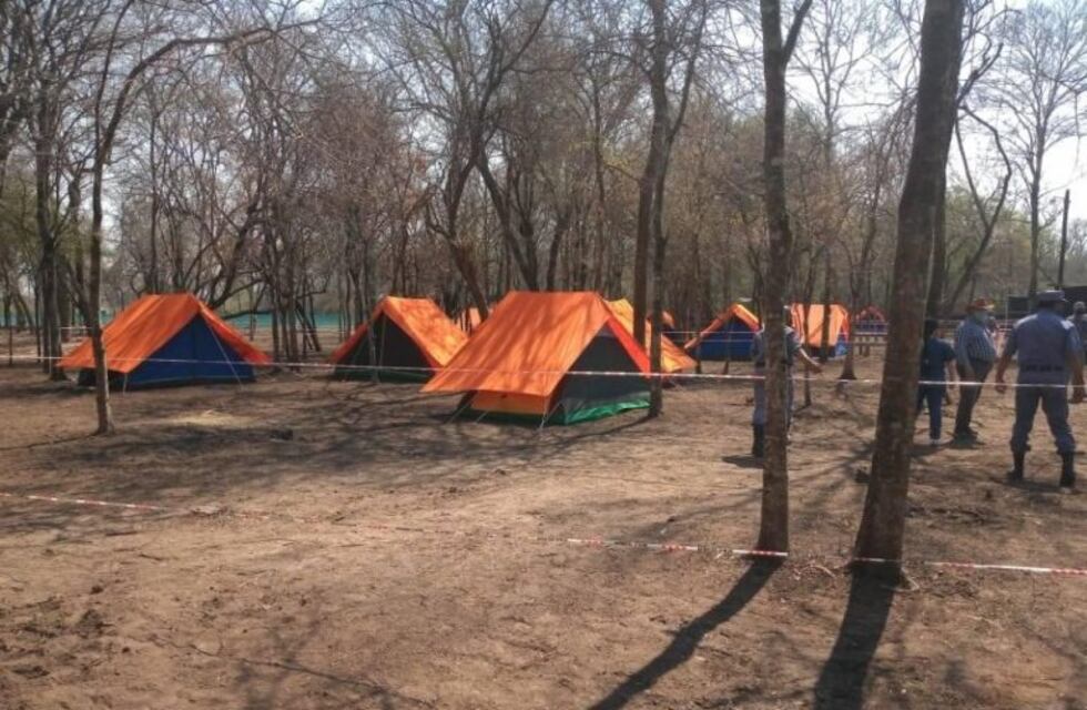 El centro de aislamiento hecho con carpas para aborígenes en medio del monte