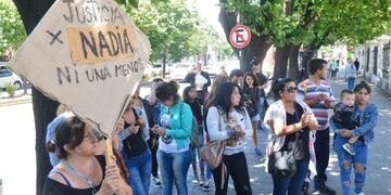 Familiares de Ferraresi, la chica apuñalada en Ensenada, marcharon a la fiscalía para pedir justicia