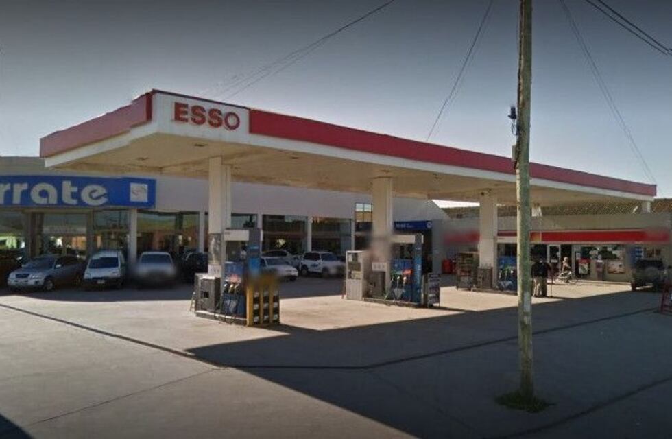 Atrapan a joven delincuente robando dentro de un automovil