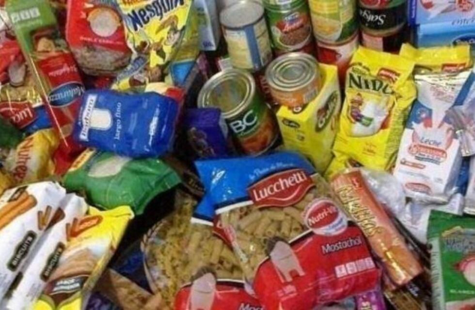 Juntan alimentos y artículos de limpieza para ayudar a los que necesitan