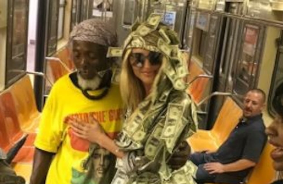 Vicky Xipolitakis repartió dólares en el subte de Nueva York con un particular atuendo
