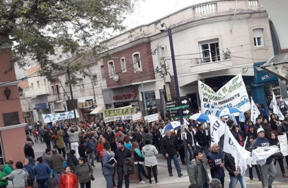 Masiva protesta de los gremios estatales