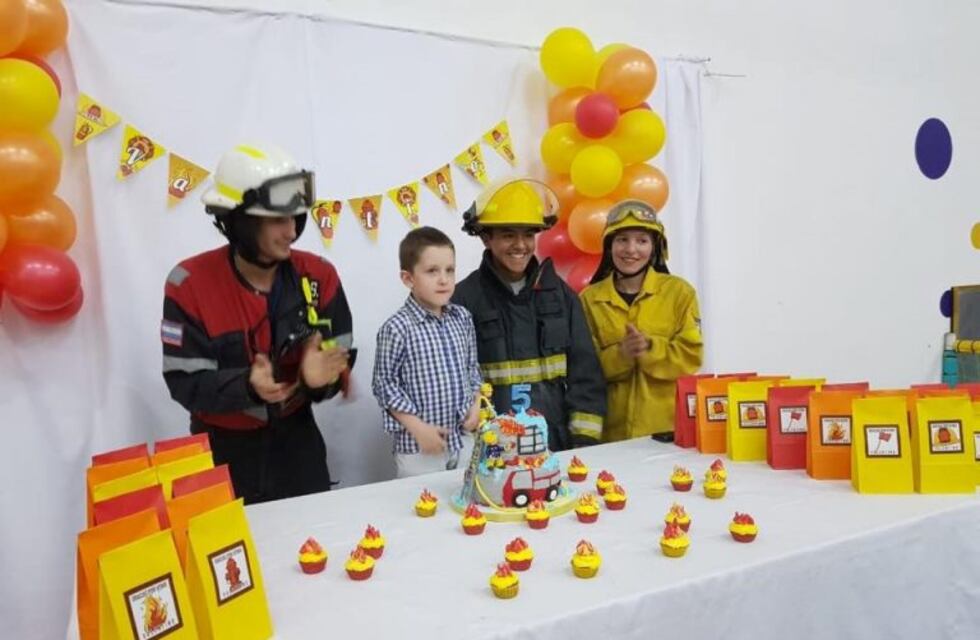 Bomberos voluntarios participan de cumpleaños infantiles y sorprenden a los más chicos