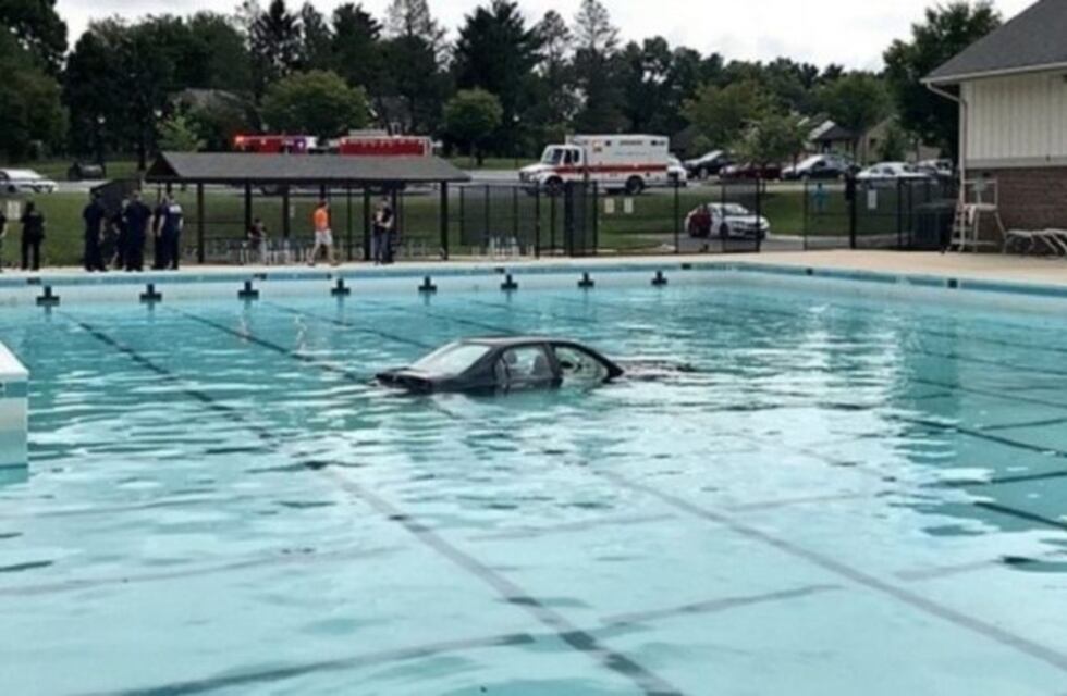 Aprendía a manejar y terminó con el auto en una pileta