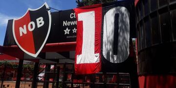 Banderazo de hinchas de Newell's por Maradona (@Ignanzoategui)