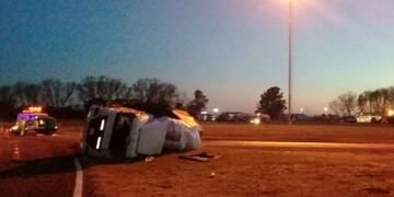 Volcó un camión en Ruta 3 y 226: el conductor está internado