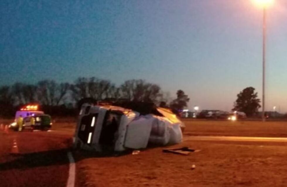 Volcó un camión en Ruta 3 y 226: el conductor está internado