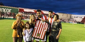 Vitrola y familia en su querido Alta Córdoba\u002E A los 40 años, el zaguero colgó los botines\u002E