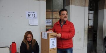 Nito Artaza votó en el Colegio Nacional