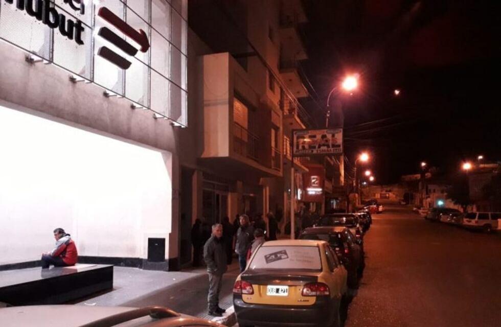 Comenzaron las colas de jubilados en el Banco Chubut