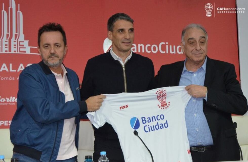 Mientras Talleres no tiene DT, a Vojvoda ya lo presentaron en Huracán