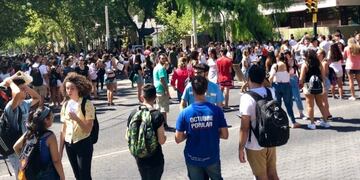 Corte de calles frente a la Universidad de Mendoza\u002E