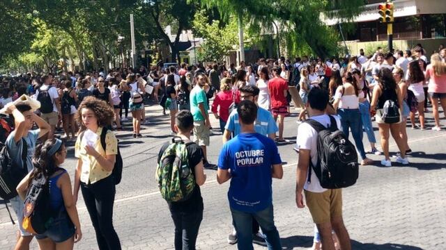 Corte de calles frente a la Universidad de Mendoza\u002E